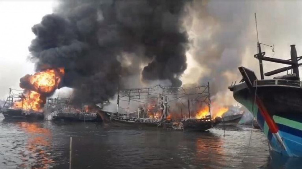 Aparat Bertindak Cepat Padamkan Api Usai Belasan Kapal Nelayan Terbakar di Pelabuhan Tegal