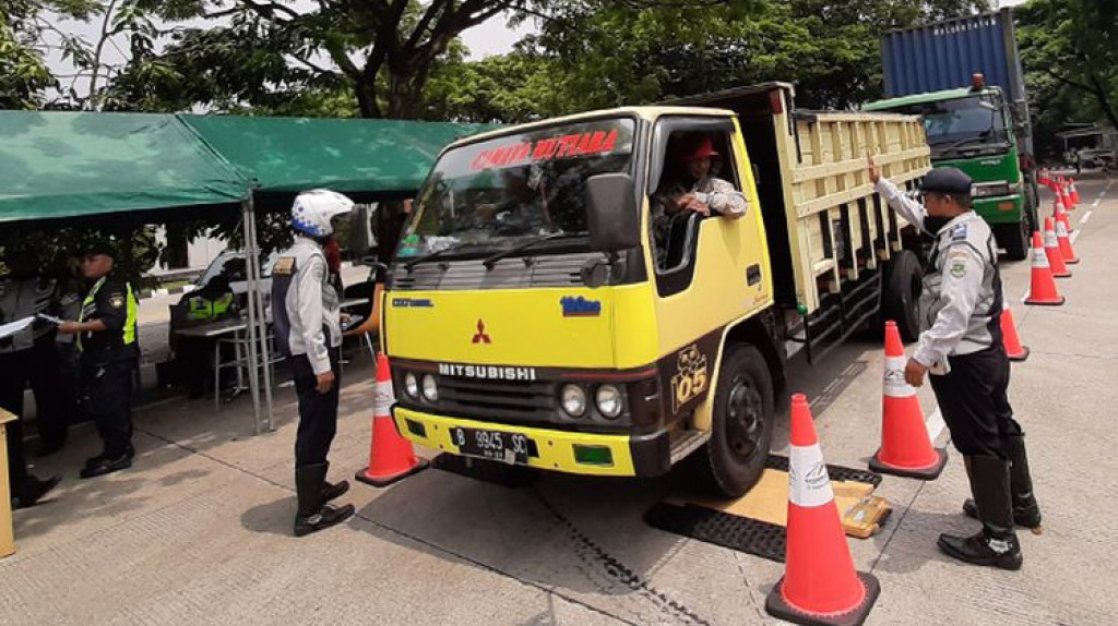 Personel PJR dan Petugas Gabungan Tilang Puluhan Truk ODOL di Tol Jakarta-Tangerang