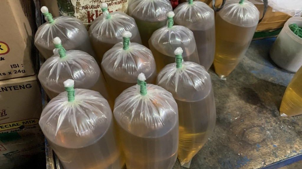 Polisi Tangkap Tiga Terduga Penggelapan Ribuan Botol Minyak Goreng di Gresik