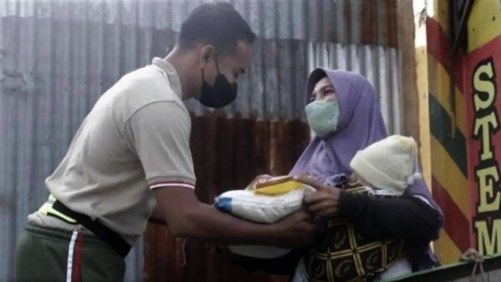 Prihatin Minyak Goreng Langka, Prajurit TNI AD di Sleman Turun Tangan