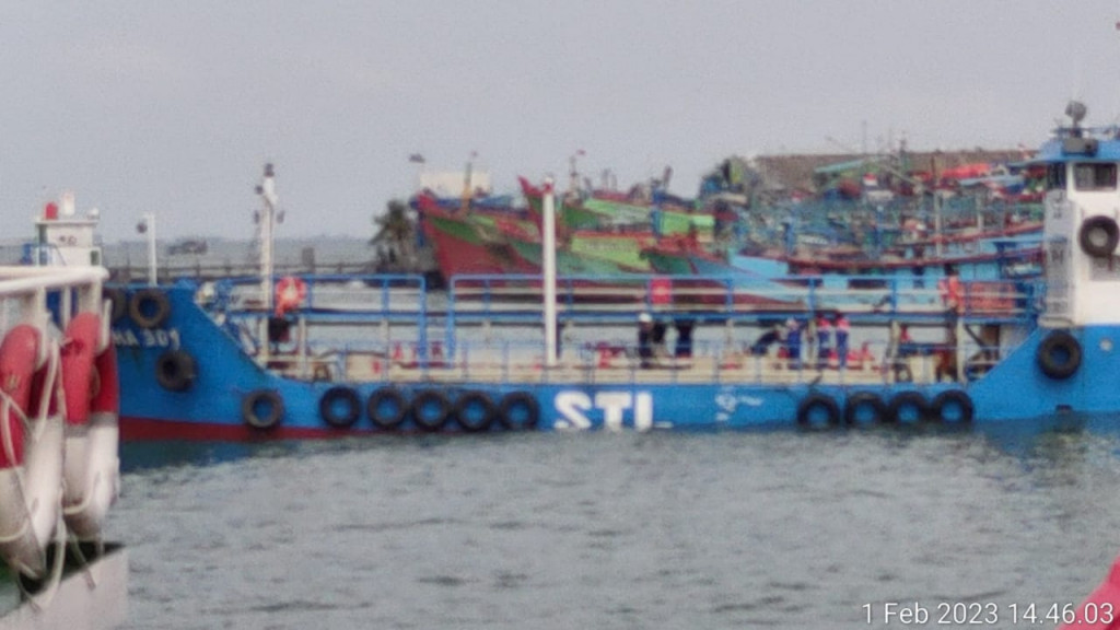 Keberadaan Tongkang PT SHA Solo Berniaga di Tengah Kolam Pelabuhan Baru Dipertanyakan