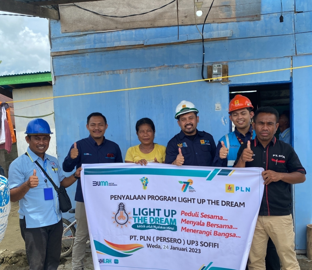 Light Up the Dream PLN Wujudkan Impian 2 Warga Halmahera Tengah Nikmati Listrik
