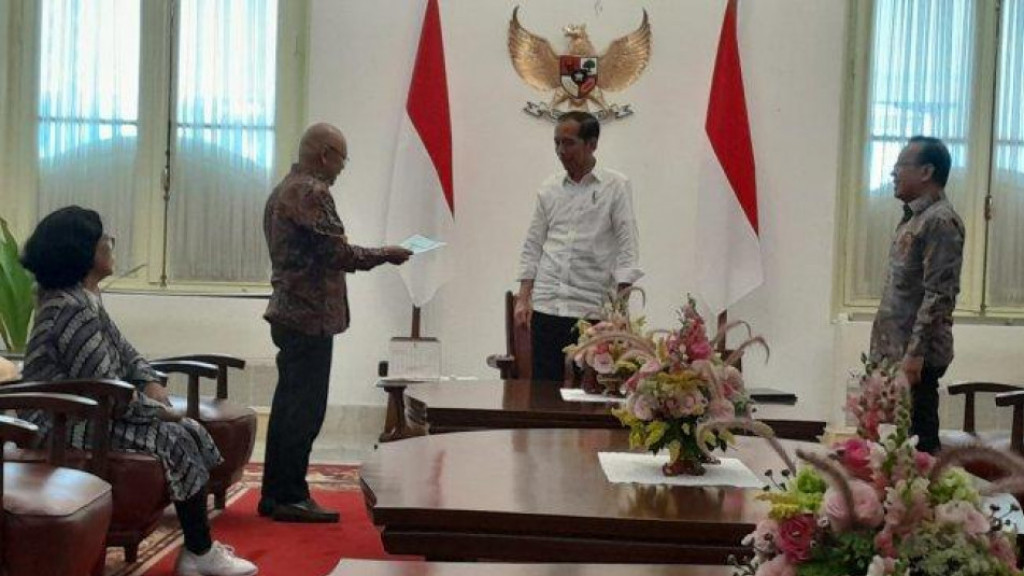 Presiden Jokowi Terima Undangan Pencoblosan Pemilu 2024 dari KPPS TPS 10