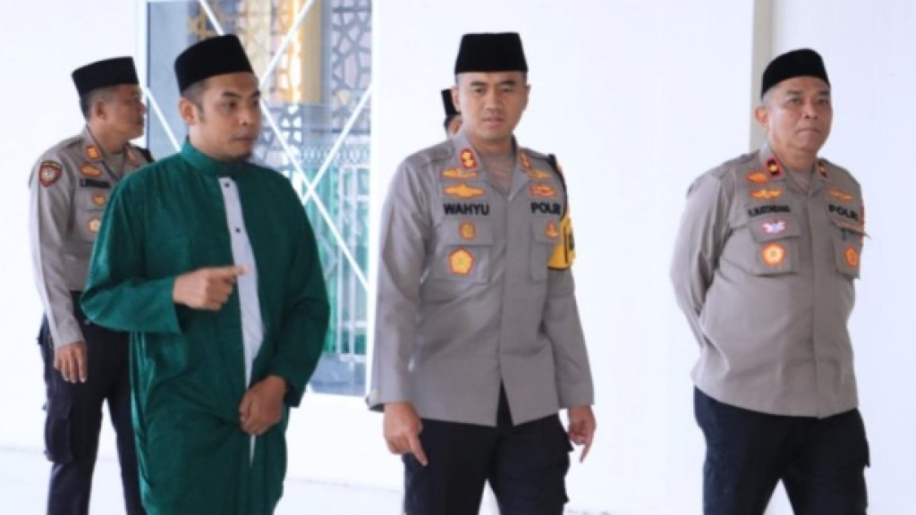 Kapolres Labuhanbatu AKBP Wahyu Safari Sholat Jumat di Masjid Raya Al-Ikhlas Ujung Bandar