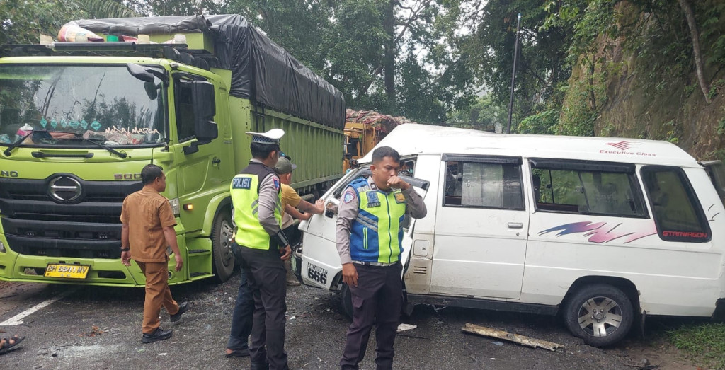 Adu Kuat di Tikungan Nabundong, Minibus dan Truk Tabrakan, 7 Orang Luka-luka