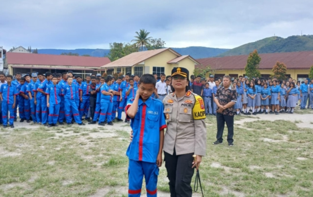 AKBP Rina Sry Nirwana Tarigan Lakukan  Sosialisasi Akan Tertib Berlalu Lintas kepada Pelajar SMA/SMK HKBP Pangururan