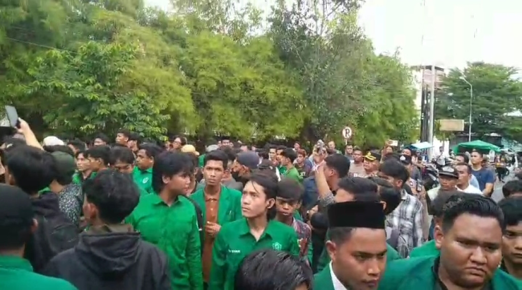 Aksi Unjuk Rasa HIMMAH di Polrestabes Medan Berakhir Ricuh