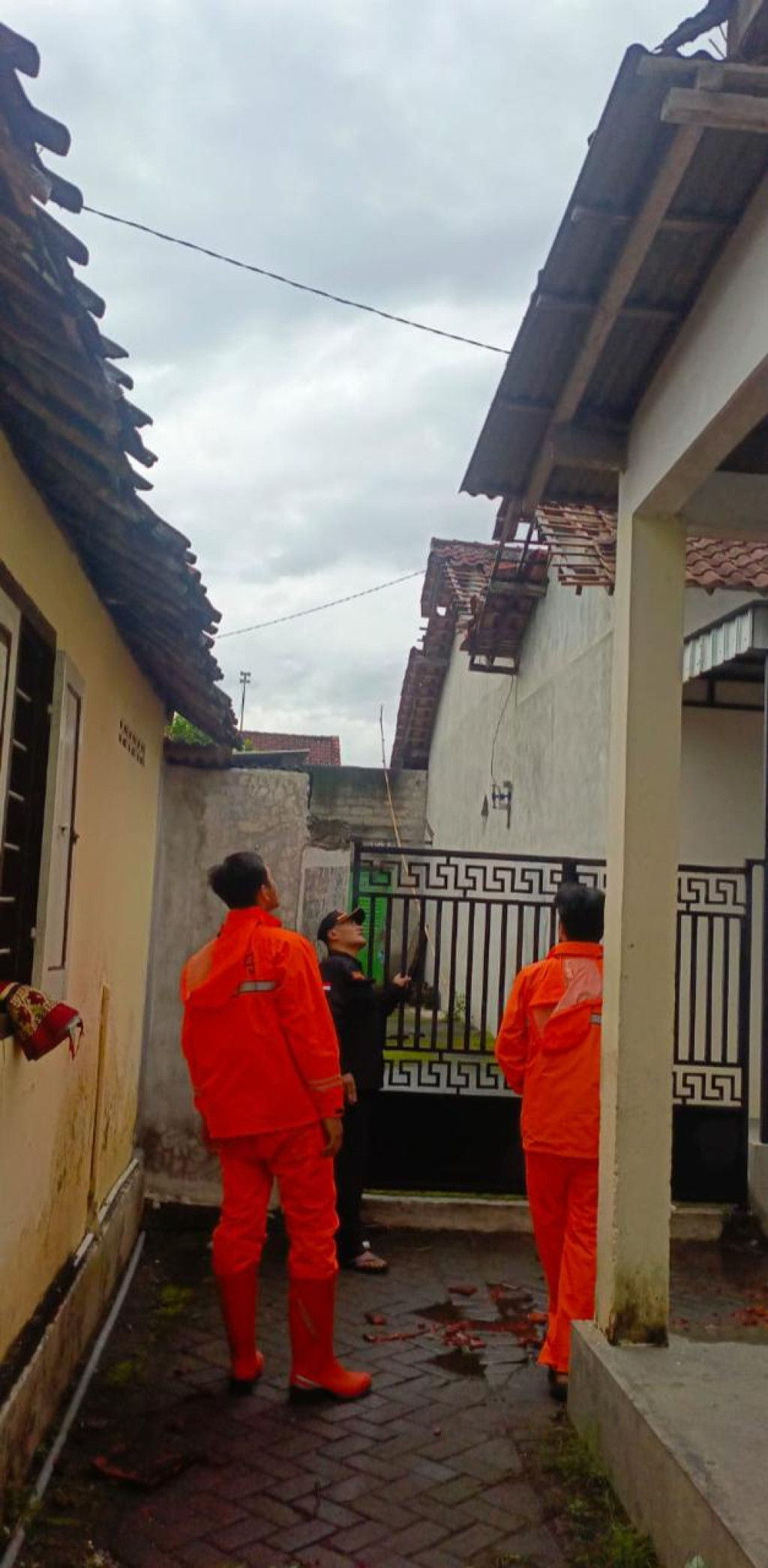 Angin Kencang Rusak Belasan Rumah di Tulungagung, Banjir dan Longsor Landa Sejumlah Daerah