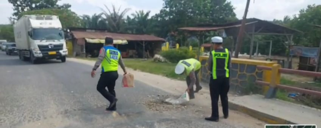 Antisipasi Kecelakaan, Sat Lantas Polres Labusel Perbaiki Jalan Berlubang di Jalinsum Titi Kembar