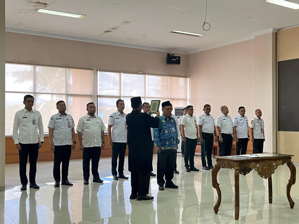 Basri Harahap Lantik 12 Pelaksana Tugas di Lingkungan Pemkab Paluta, Ini Daftar Pejabat Yang Menerima SK!