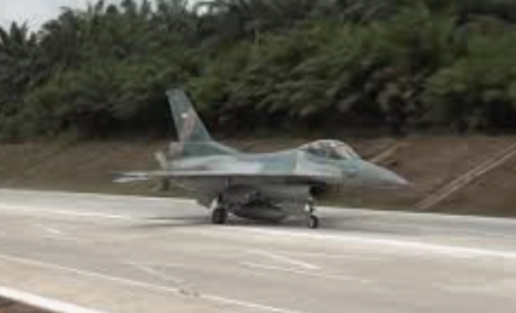 Bukan Film Perang, F-16 TNI AU Mendarat di Jalan Tol Trans Sumatera