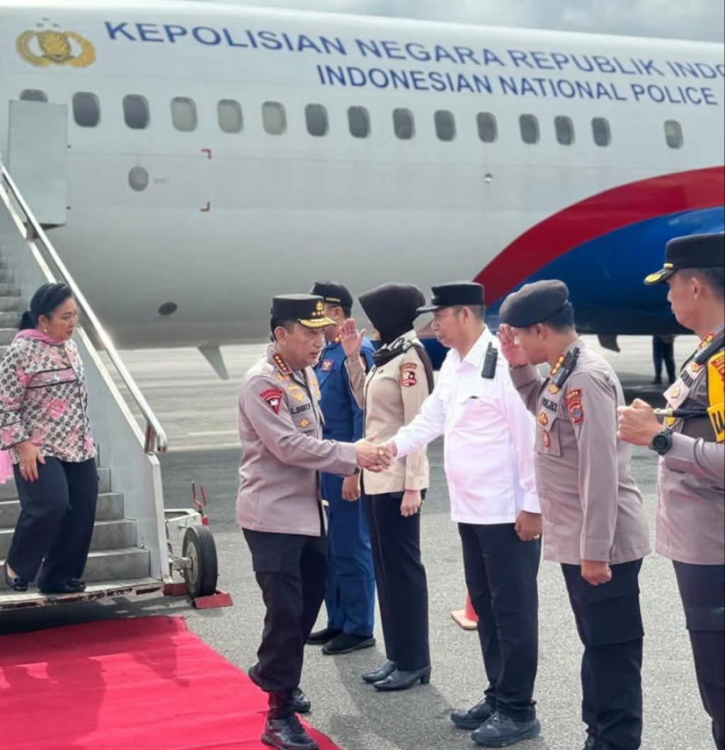 Bupati dan Wakil Bupati Taput Sambut Kunjungan Kapolri di Bandara Silangit