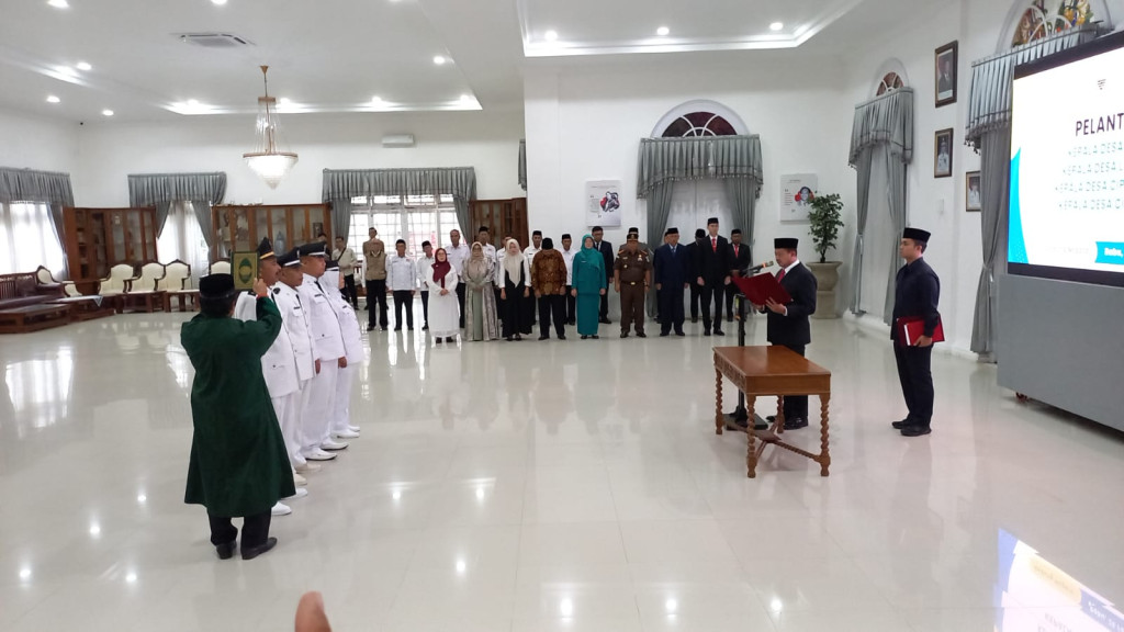 Bupati Dony Ahmad Munir Lantik Empat Kepala Desa di Gedung Negara Sumedang