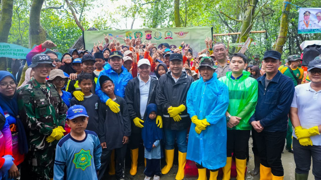 Bupati Karawang Pimpin Kerja Bakti di Kawasan Ekowisata Mangrove Pantai Tangkolak