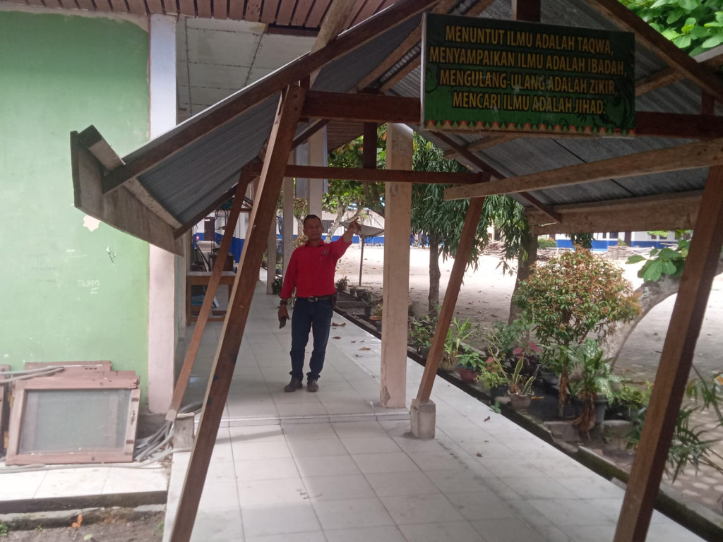 Dana BOS Ratusan Juta Dikelola Tiap Tahun, Kanopi SMPN 2 Lubuk Batu Jaya Nyaris Rubuh Luput Dari Perbaikan