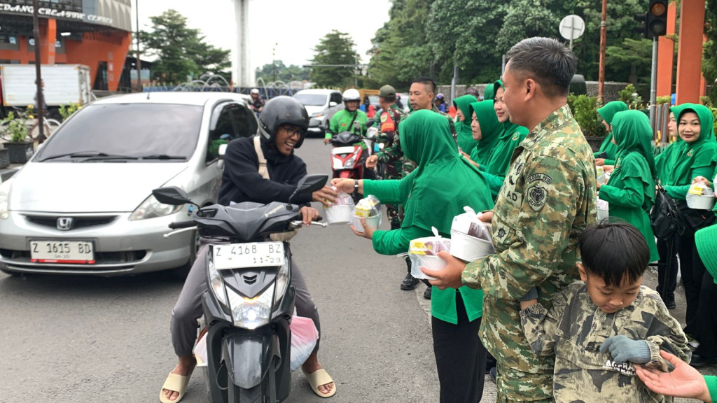 Dandim bersama Ibu-Ibu Persit Kodim 0610 Sumedang Bagikan Takjil di Bunderan Binokasih