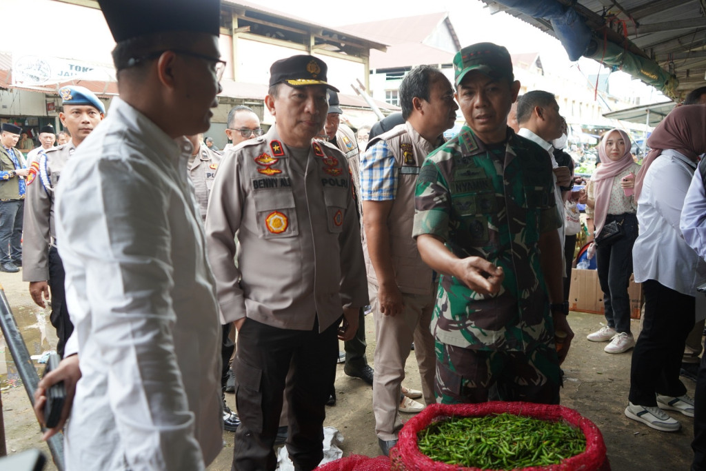 Danrem 042/Gapu dan Wakil Gubernur Jambi Turun ke Pasar Angso Duo, Pastikan Stok dan Harga Bapok Aman Jelang Ramadhan
