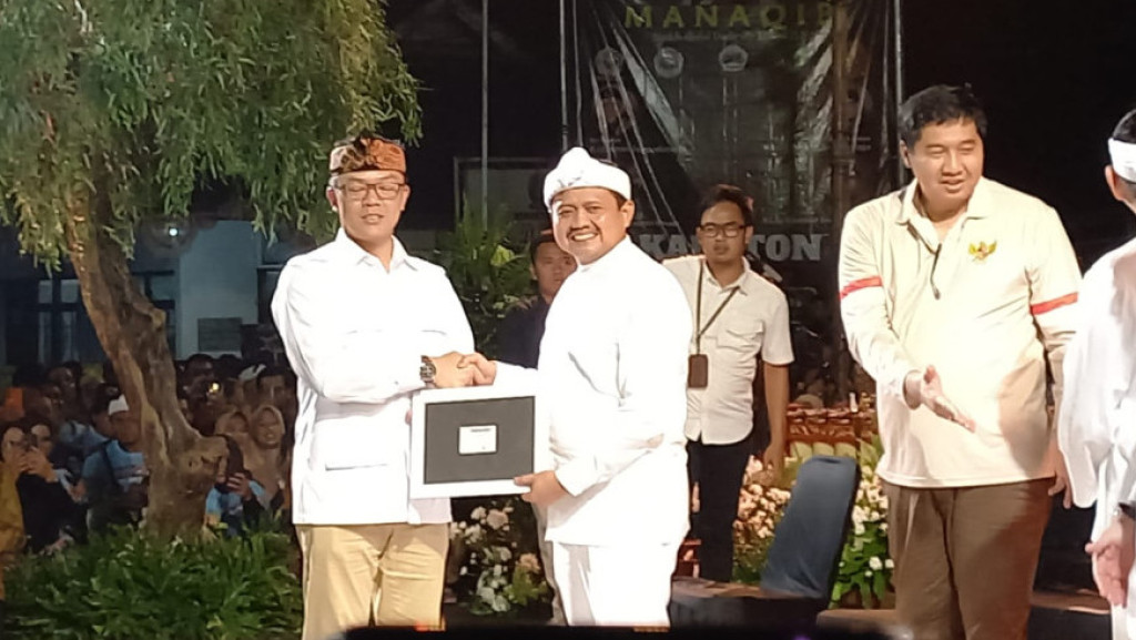 Dony Ahmad Munir Resmi Jadi Kader Gerindra, Terima Kartu Anggota dari Sekjen Sugiono di Sumedang