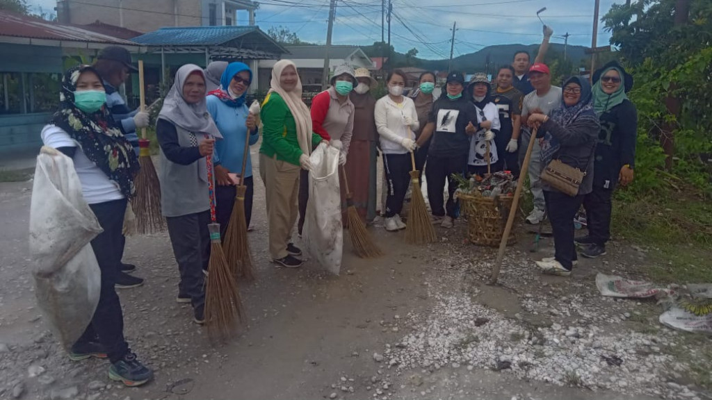 Dukung Indonesia Asri, Pemerintah Kecamatan Sidikalang Gelar Gotong Royong