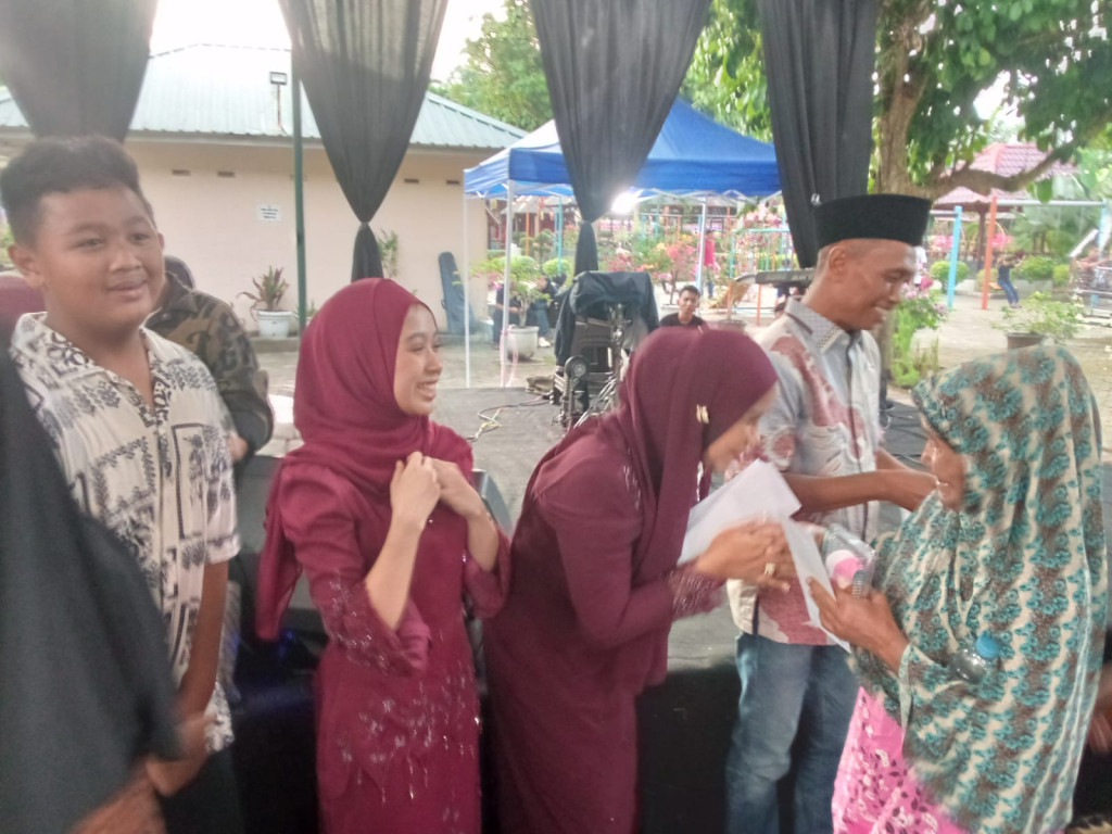 Grand Opening The Premium Room Champion Coffee & Resto dan Atun Fashion Berlangsung dengan Memberi Makan Ratusan anak yatim dan tali asih kepada kaum dhuafa