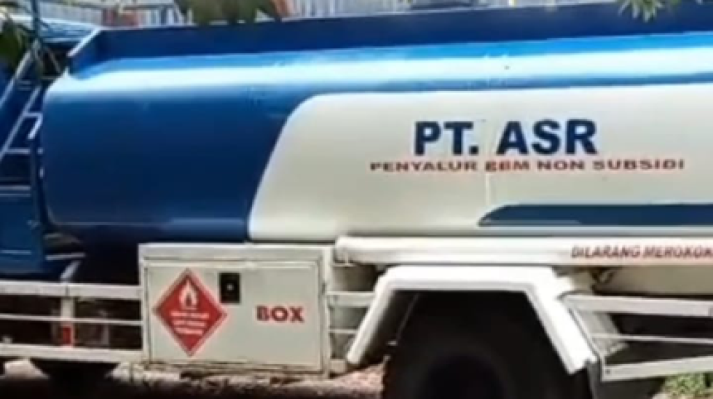 Gudang BBM Ilegal di Kota Baru Kembali Beroperasi , Mobil PT ASR Keluar Masuk,  Apakah Hal ini Tidak Diketahui Polisi ?