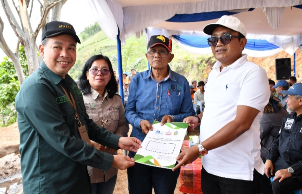 Guna Memperkuat Komitmen Akan Pelestarian Alam, Wabub Samosir Ikut Penanaman Pohon di Lereng Gunung Pusuk Buhit
