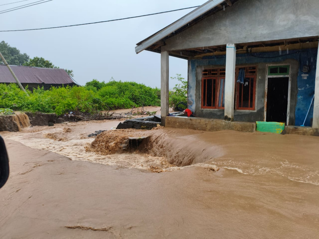 Hujan Lebat Picu Banjir di NTB dan Banyumas, Lebih dari 400 KK Terdampak