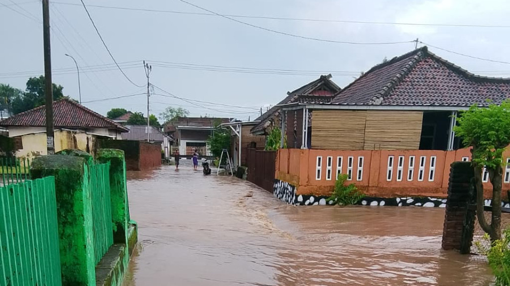 Intensitas Hujan Tinggi Sebabkan Banjir dan Longsor, BMKG Peringatkan Potensi Cuaca Ekstrem