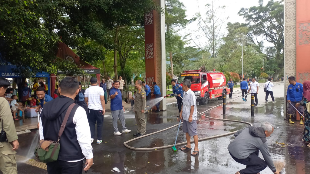 Jelang Puasa, Bupati Sumedang Pimpin Aksi Bersih-Bersih Alun-Alun dan Sekitarnya