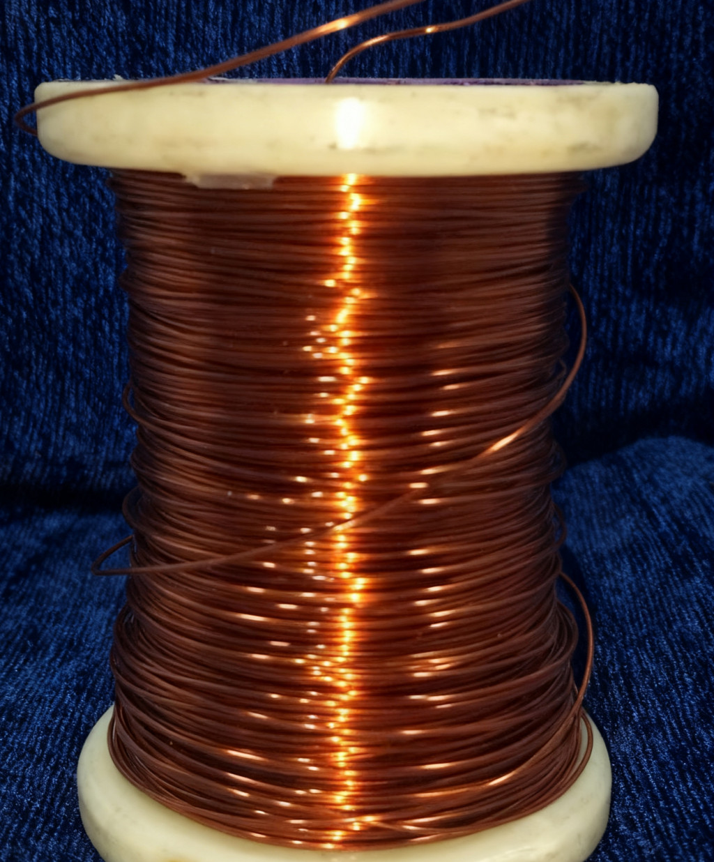 Jenis-Jenis Benda yang Bisa Menghantarkan Listrik: Konduktor hingga Superkonduktor