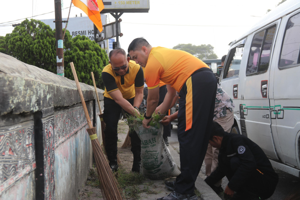 Kapolres Humbahas Lakukan Langsung Aksi Bersih di Kota Doloksanggul