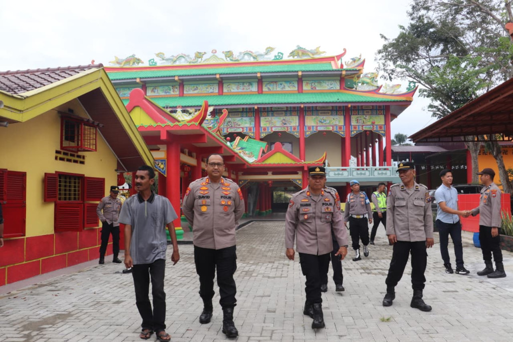Kapolres Langkat pantau pengamanan Imlek di Vihara Avaloketisvara Stabat  Langkat-