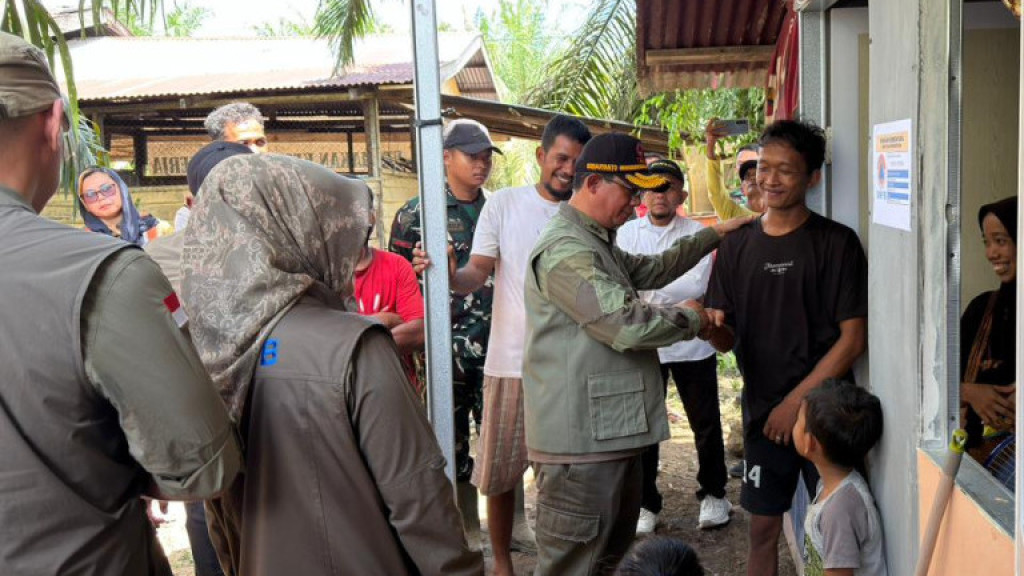 Kepala BNPB Serahkan Bantuan Sembako untuk Warga Huntara di Aceh Tamiang