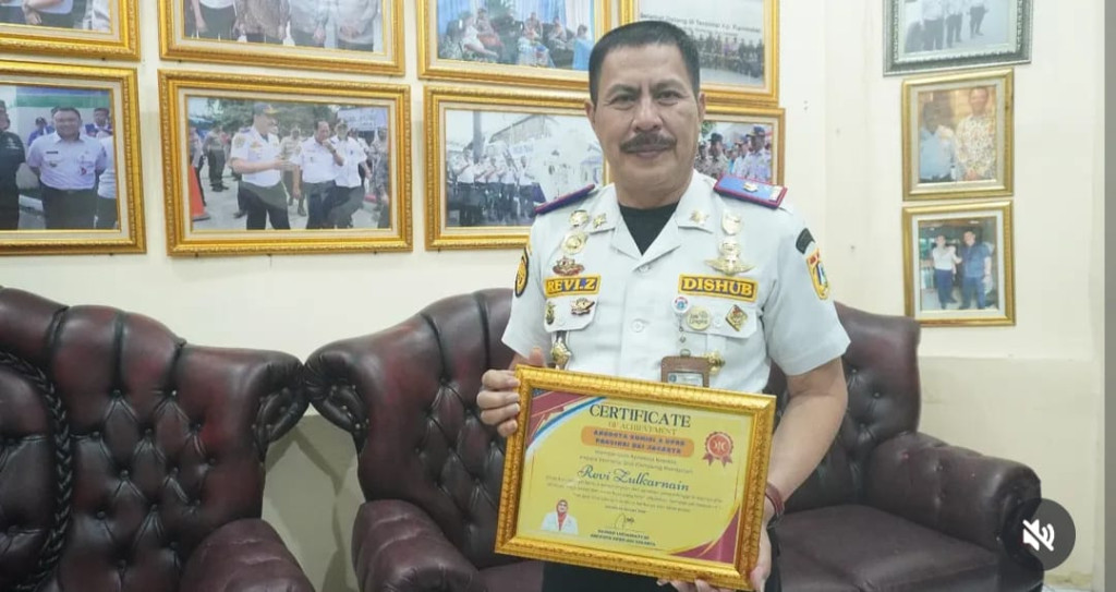 Kepala Terminal Kampung Rambutan Dapat Penghargaan