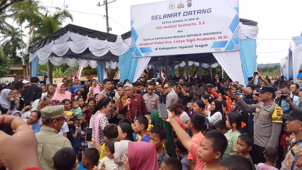 Ketua Komisi IV DPR RI dan Kapolri Kunjungi Huntara Korban Bencana di Tapanuli Tengah