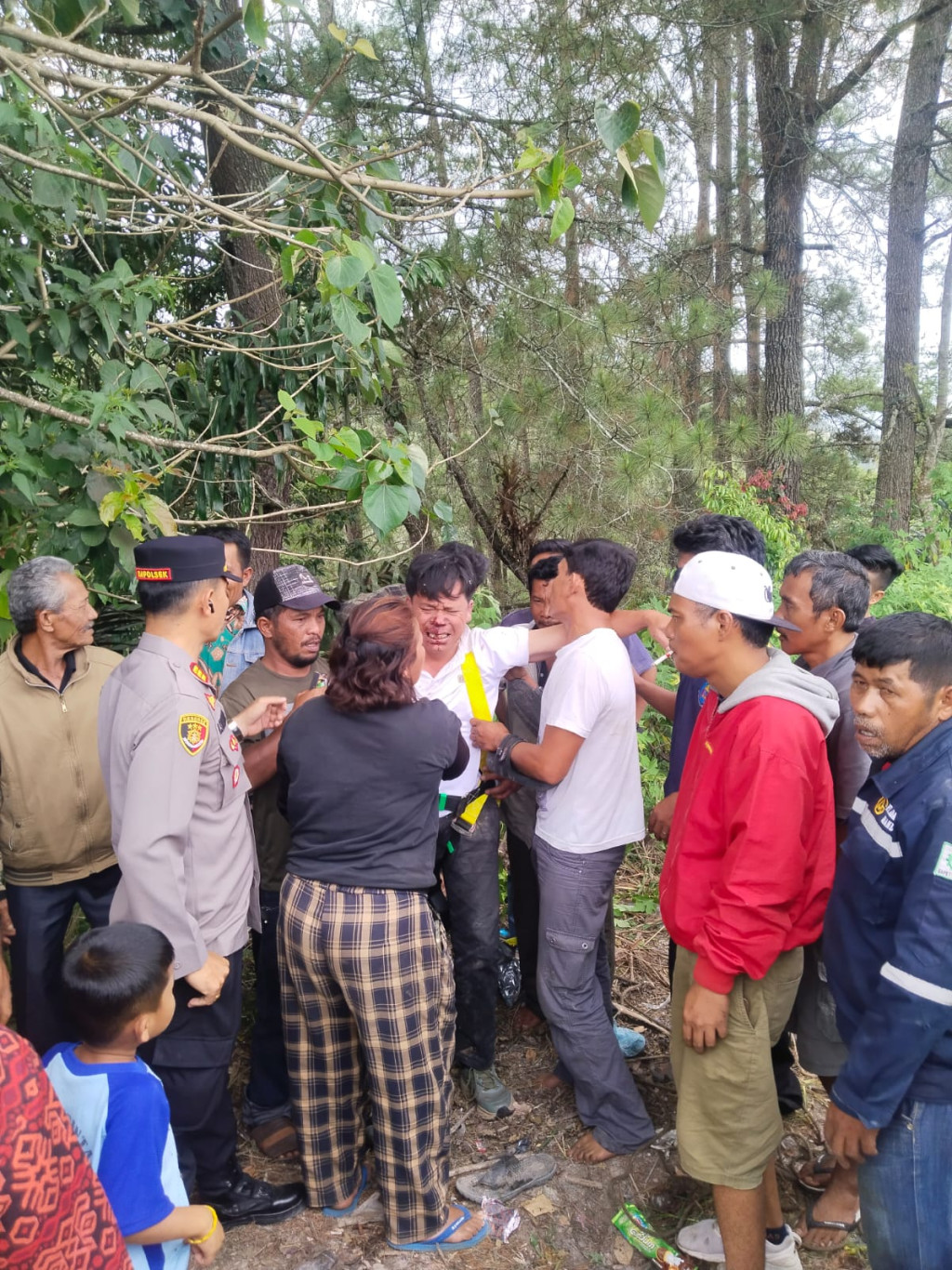 Kijang Innova Terjun ke Jurang Sedalam 50 Meter di Jalinsum Medan-Tarutung Desa Tangga Batu Timur