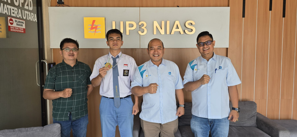Mathius Petinju Juara Internasional di Malaysia Dapat Dana Pembinaan dari Manajer PLN UP3 Nias