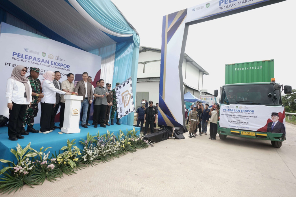 Mendag Budi Santoso Lepas Ekspor Perdana Pet Food PT EMI ke Filipina