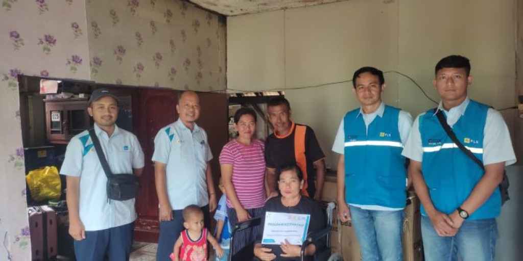 Momen Nataru Penuh Makna, PLN Tasikmalaya Salurkan Bantuan Kursi Roda untuk Penyintas Stroke