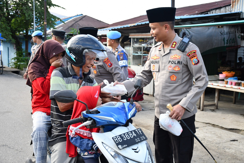 Momen Senyum Sumringah Warga saat Dapat Takjil dari Kapolres Nias