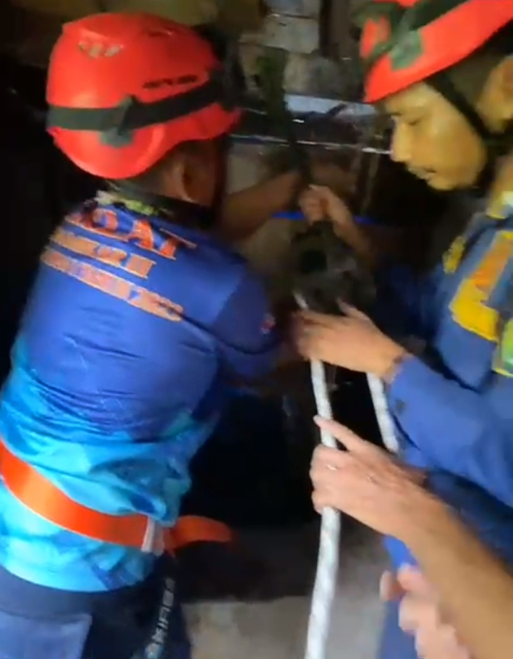 Nyaris Maut! Damkar Padangsidimpuan Lakukan Evakuasi Dramatis Pria Terjatuh ke Sumur