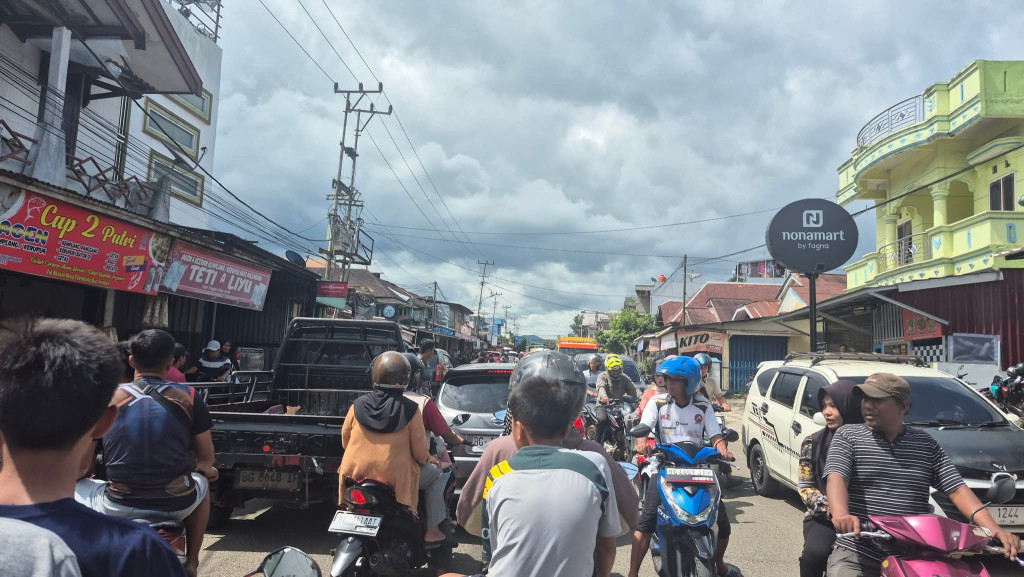 Parkir Sembarangan Picu Kemacetan Parah di Sepanjang Jalan Gunung, Pemkot Janji Tertibkan