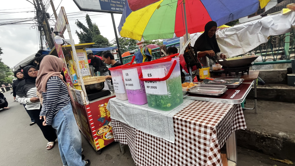 Pedagang Takjil di Ciputat Keluhkan Harga Bahan Pokok