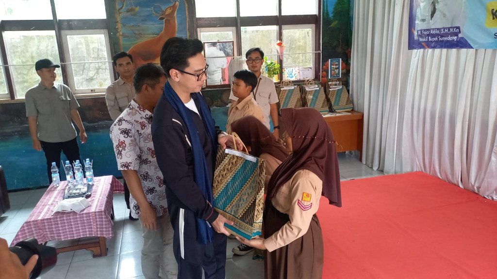 Penyambutan Sederhana, Wakil Bupati Sumedang Serahkan Bantuan Seragam dan Alat Tulis untuk Siswa Kurang Mampu di SMPN 1 Cimalaka