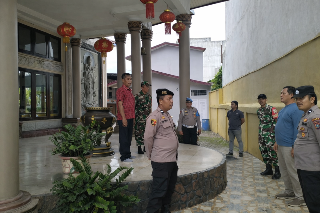 Personel Polres Labusel Kawal Ibadah Imlek 2577 Kongzili di Kota Pinang Berlangsung Aman dan Kondusif