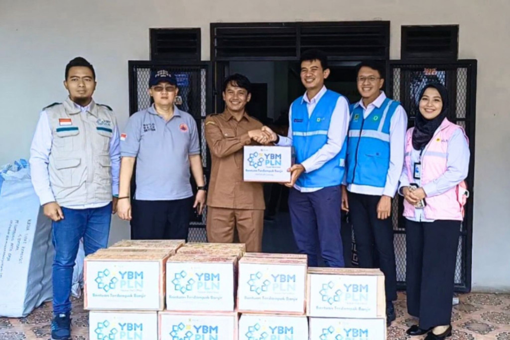 PLN Cikarang Bantu Warga Terdampak Banjir Lewat Paket Sembako dan Dukungan Moril