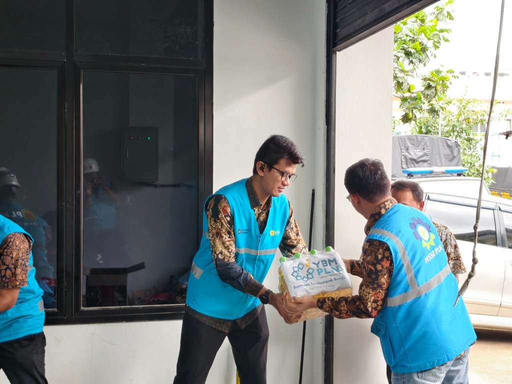 PLN Cikarang Sigap Salurkan Bantuan untuk Korban Banjir Kabupaten Bekasi