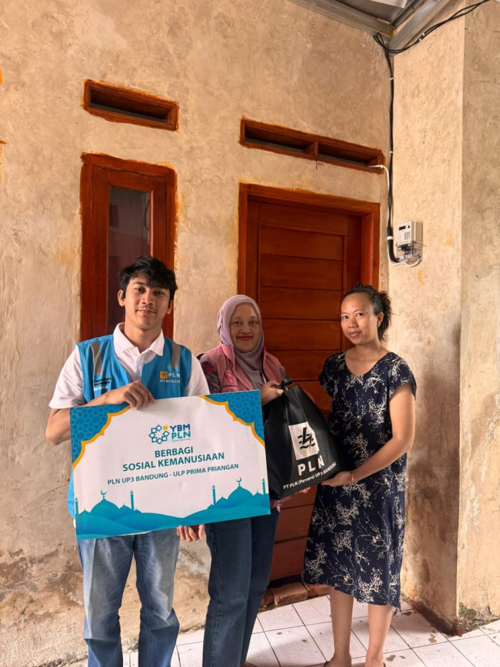 PLN ULP Prima Priangan Gelar Jumat Berkah Berbagi Cahaya, Hadirkan Listrik untuk Warga