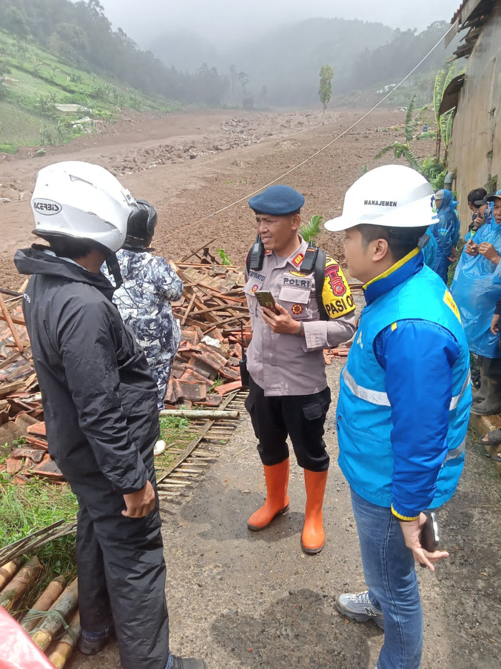 PLN UP3 Cimahi Sigap Tangani Dampak Cuaca Ekstrem dan Longsor di Pasirlangu