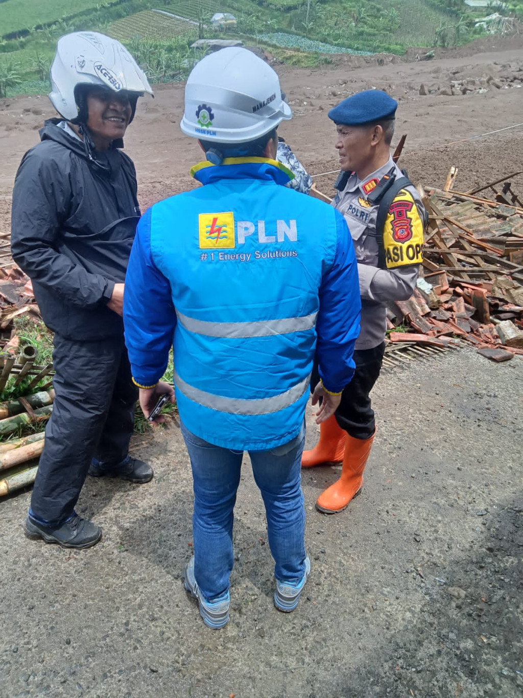 PLN UP3 Cimahi Sigap Tangani Dampak Cuaca Ekstrem dan Longsor Pasirlangu